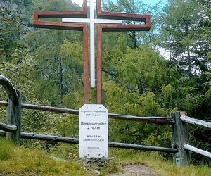 Das kunstvoll geschmiedete Wiesbauerkreuz direkt am Parkplatz Ströden in Hinterbichl als Ausflugsziel für jedermann