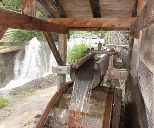 Innenansicht der Islitzer Mühle mit traditionellem Mahlwerk und Getreidesäcken