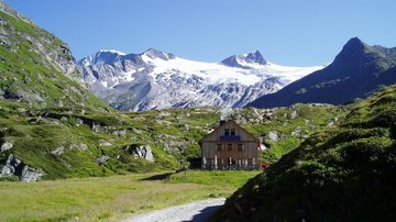 Die Johannishütte auf 2.121 m im Dorfertal am Fuße des Großvenedigers in Osttirol.