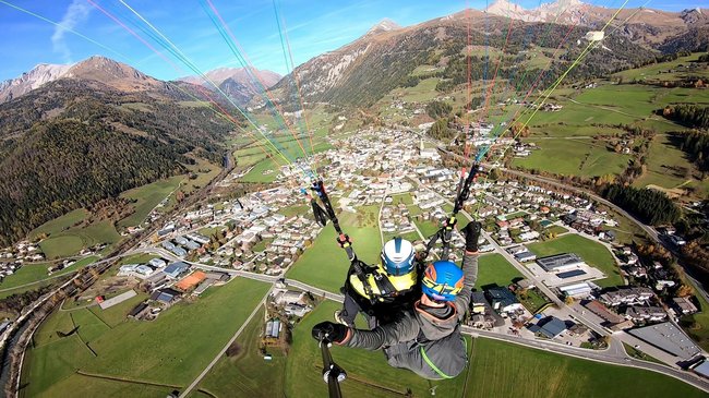 Paragleiter-Pilot und Passagier beim Tandemflug über Matrei in Osttirol mit Blick | Bild: Wibmer Marvin