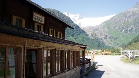 Die Badener Hütte (2.608 Meter Seehöhe) ist eine ÖAV-Schutzhütte