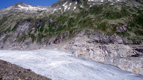 Das „Gletscherweg Innergschlöß“ ist ein lehrreicher Wanderweg in Osttirol, der Einblicke in die alpine Gletscherwelt und den Klimawandel bietet.