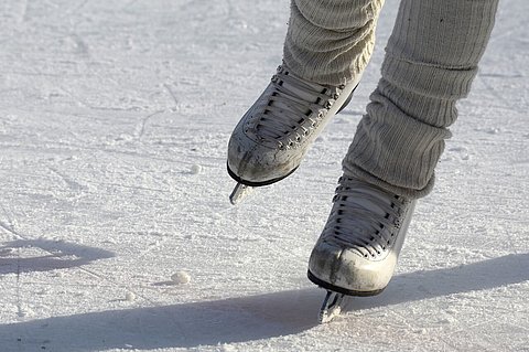 Eislaufflächen findest Du sowohl in Prägraten, wie auch in Virgen und Matrei | Bild von bixabay.com
