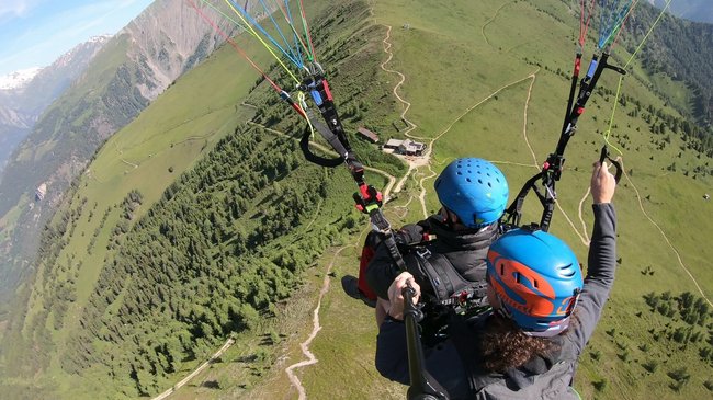 Tandemflug-Perspektive aus der Luft mit Blick auf Kals Matreier Törl-Haus auf 2.207m | Bild: Wibmer Marvin