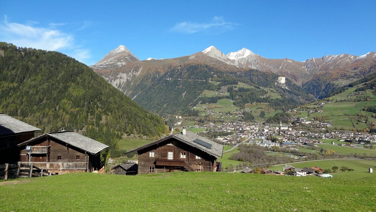 Beeindruckend ist der Blick auf das Ortszentrum der Tauerngemeinde mit der Pfarrkirche St. Alban 