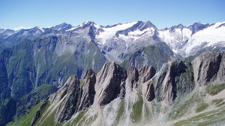 Virgental, eingebettet in die spektakuläre Berglandschaft Osttirols, beeindruckt mit seiner atemberaubenden Aussicht und unvergleichlichen Naturerlebnissen.