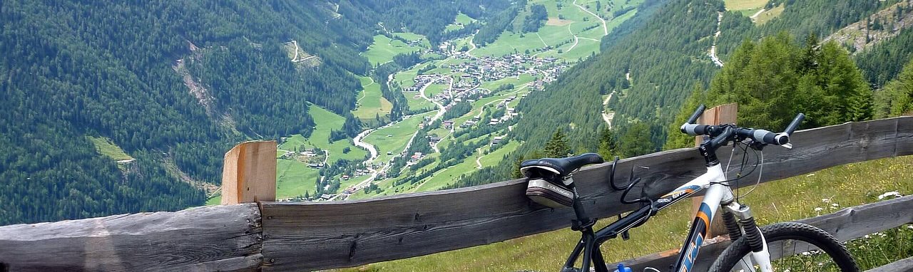 Radfahren in Osttirol, hier im Bild das Dorf Prägraten im Virgental | fotografiert von der Nilljochhütte