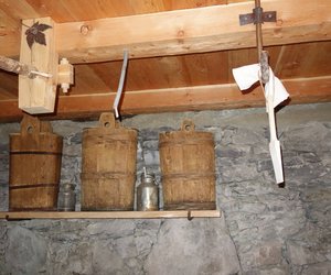 Frisch gemahlenes Mehl und Details der Holzkonstruktion in der Islitzer Mühle Hinterbichl