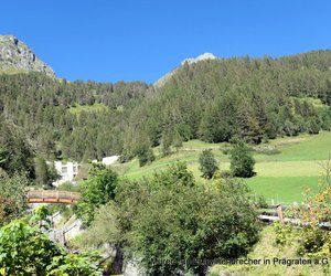Wanderweg entlang der gewaltigen Lawinenschutzmauer in Prägraten Osttirol