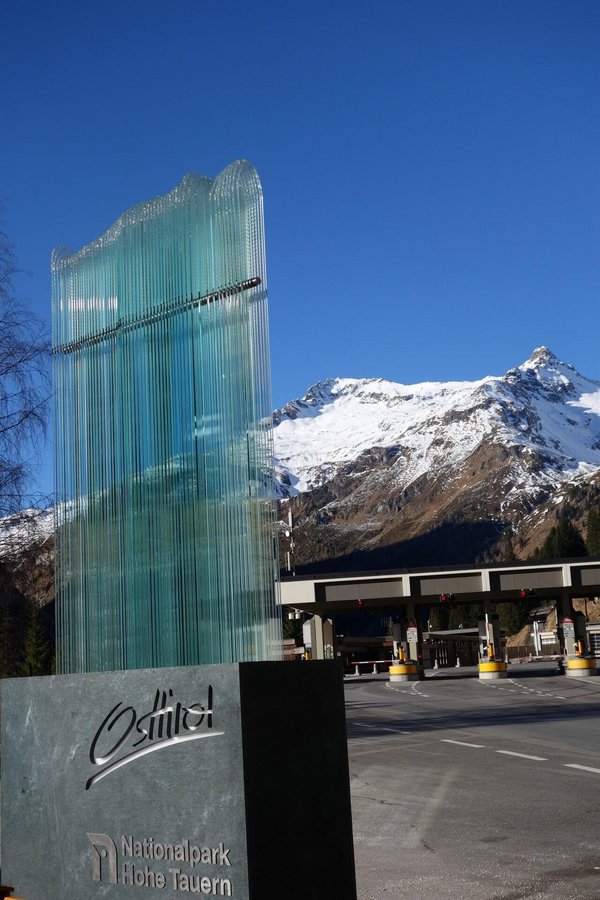 Die Felbertauernstraße und der Pass Thurn bilden eine wichtige Nord-Süd-Verbindung in den österreichischen Alpen und erstrecken sich von Mittersill im Bundesland Salzburg bis nach Lienz in Osttirol.