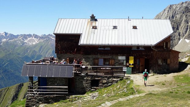 Die hochgelegene Schutzhütte Bonn Matreier Hütte ist ein Stützpunkt am Venediger Höhenweg und bietet ein herrliches Bergpanorama.