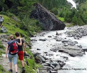 Wanderpfad entlang des Gletscherflusses Isel im Umbaltal Osttirol