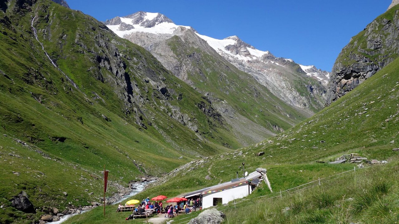 Clarahütte 2.036 m - im Hintergrund die Rötspitze | Virgental.at