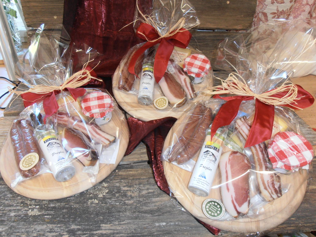 Regale mit hausgemachten Marmeladen, Honig und bäuerlichen Erzeugnissen aus dem Virgental