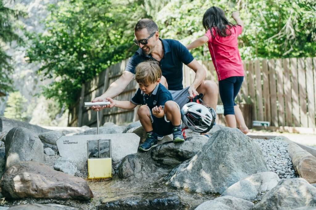 Kinder spielen am großen Wasserspielplatz im Wassererlebnispark Galitzenklamm bei Lienz