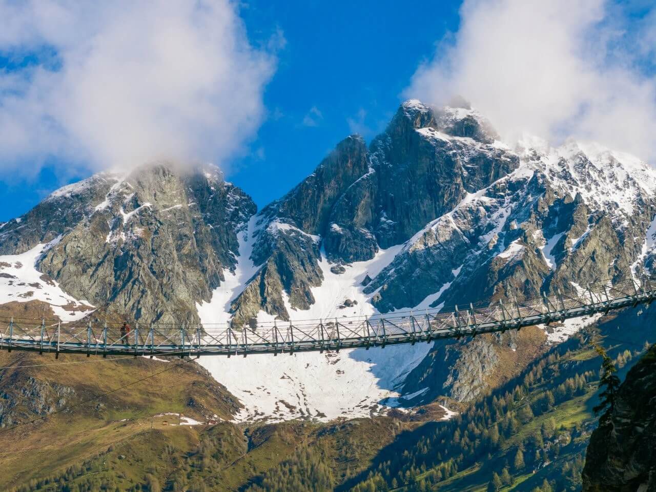 Besucher auf der Iseltrail Hängebrücke mit Blick in die Schlucht