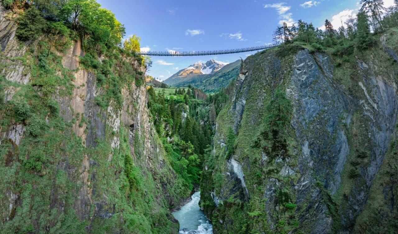 Spektakuläre Hängebrücke über der Iselschlucht am Iseltrail in Virgen Osttirol