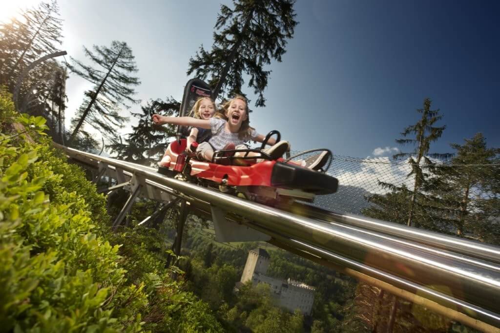 Fahrt mit dem Osttirodler Alpine Coaster am Hochstein Lienz mit Blick auf die Stadt und die Lienzer Dolomiten