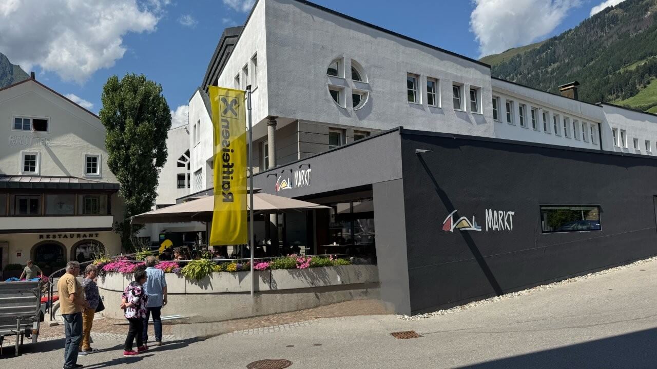 Talmark Matrei in Osttirol, Kostenlose Parkplätze direkt vor dem Gebäude.