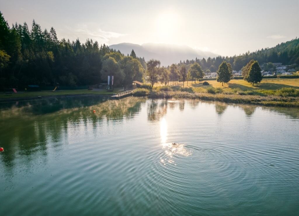 Sommerlicher Blick auf den Tristacher See bei Lienz, ideal zum Baden und Wandern