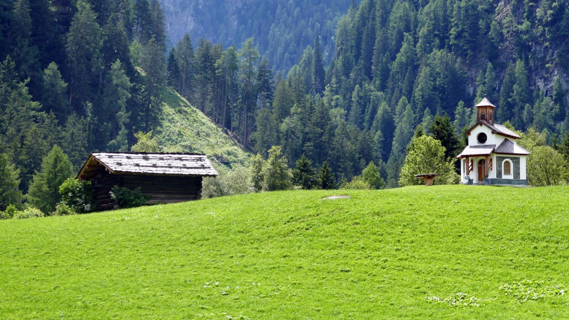 Die idyllische Kapelle in Ströden direkt am Taleingang zu den Umbalfällen