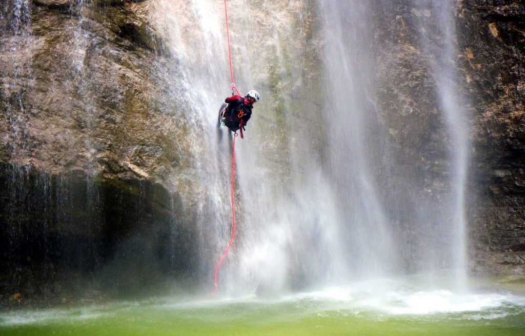 Abseilen am Wasserfall beim Canyoning in Osttirol