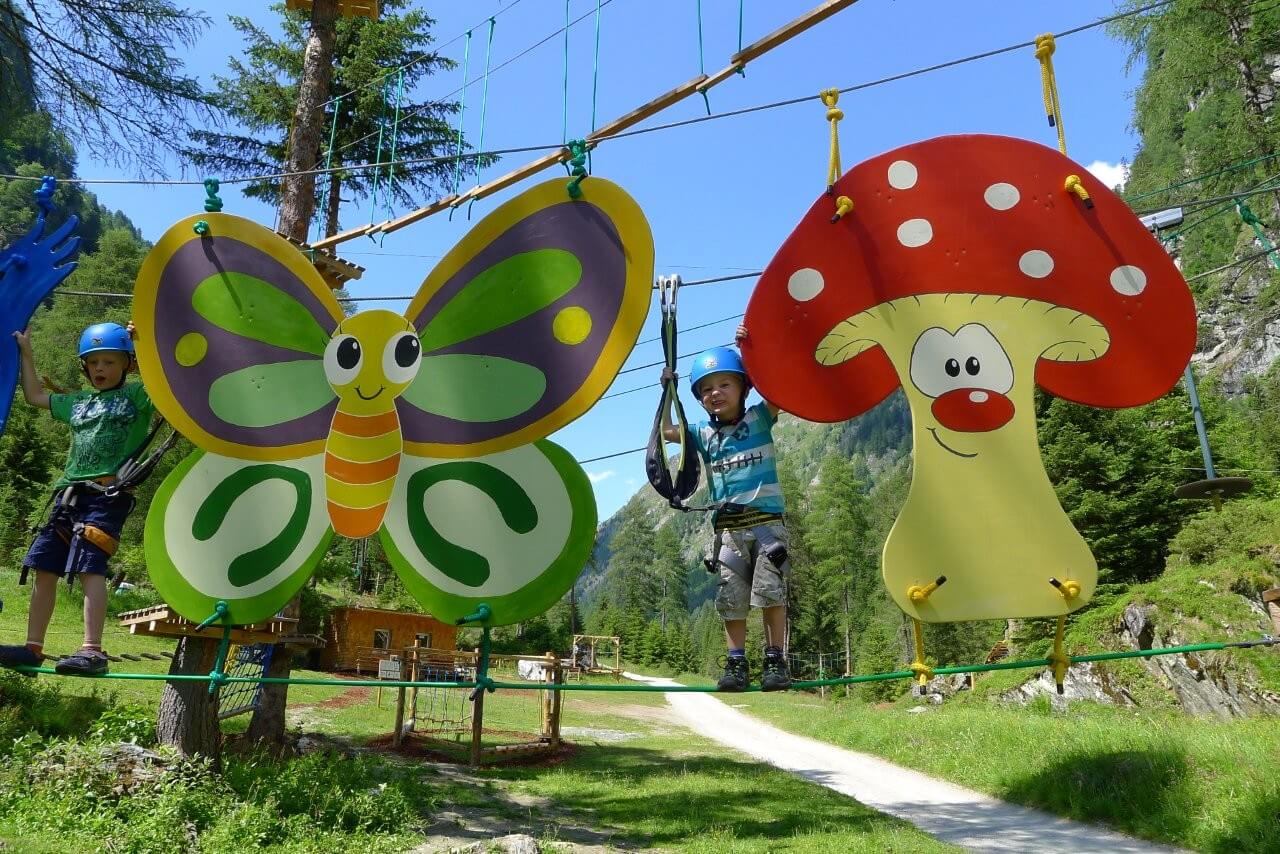 Familien beim Klettern im Kletterpark Großvenediger