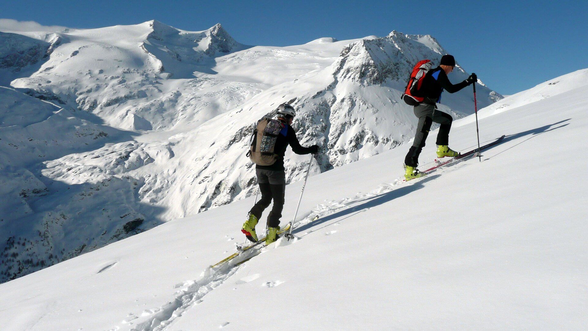 Skitour in der verschneiten Bergwelt des Virgentales