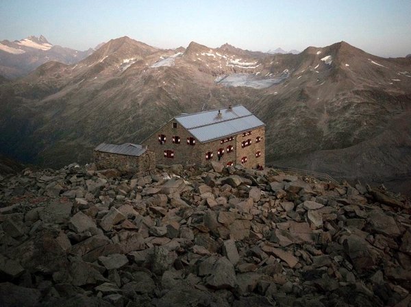 Neue Prager Hütte 2.796m