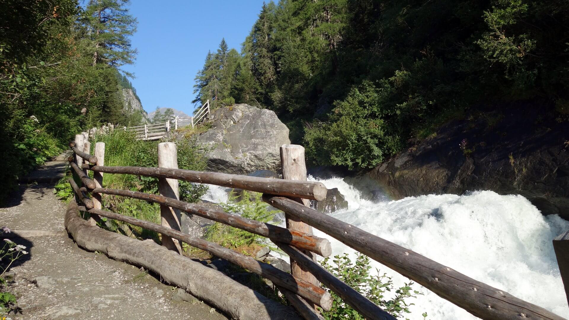 Wassermassen stürzen über die Felskaskaden der Umbalfälle in Osttirol