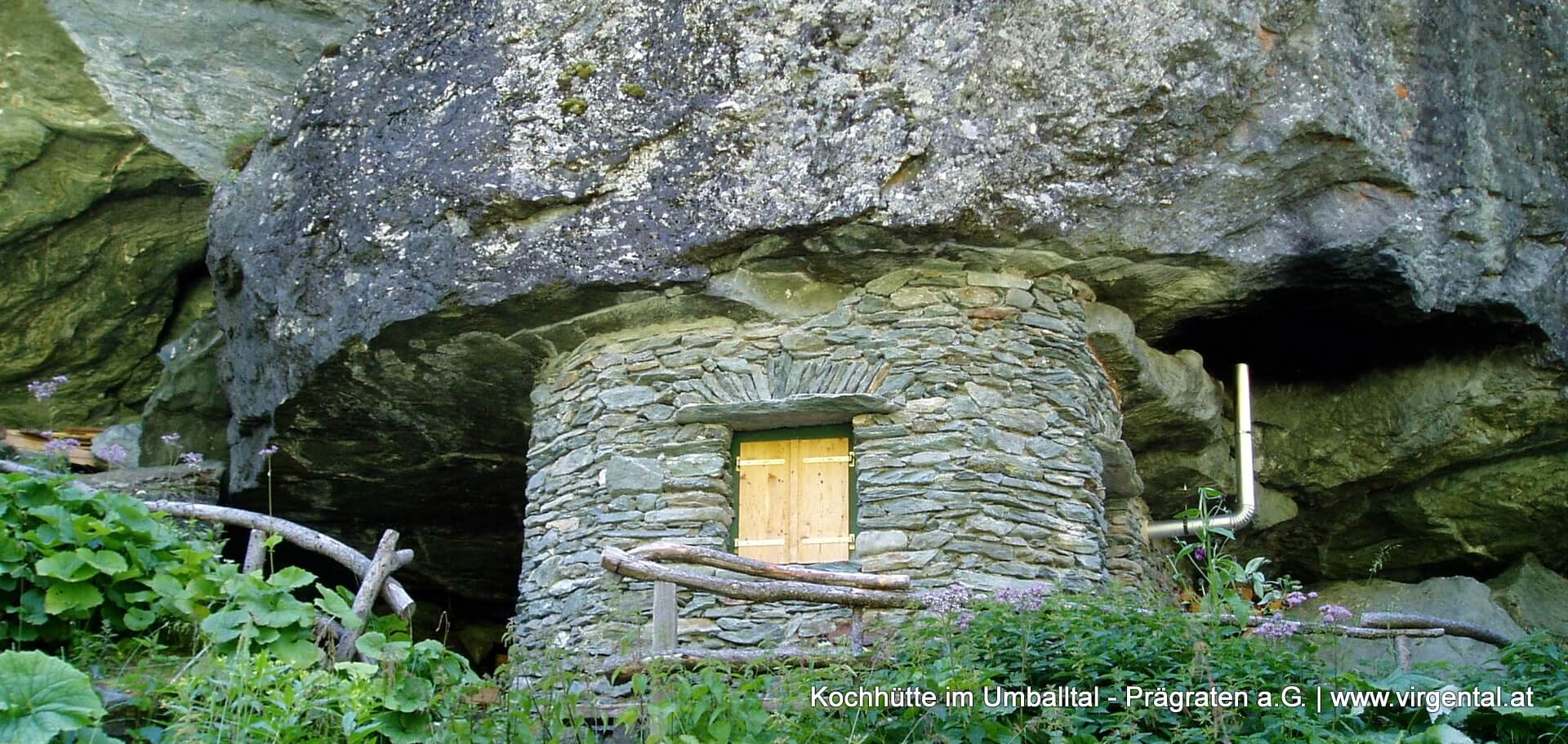 Die historische Kochhütte im Umbaltal auf dem Wanderweg zur Clarahütte in Prägraten am Großvenediger